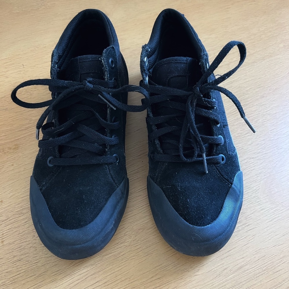 Boys DC sneakers, size 4